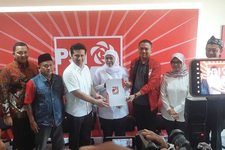 Khofifah - Emil terima formulir B1 KWK dari PSI, Senin (26/8/2024).