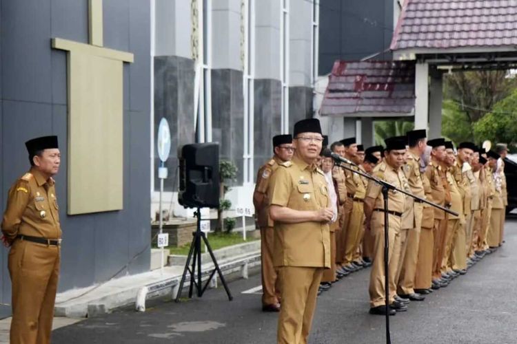 Gubernur Bengkulu, Rohidin Mersyah pimpin apel perdana di tahun 2023