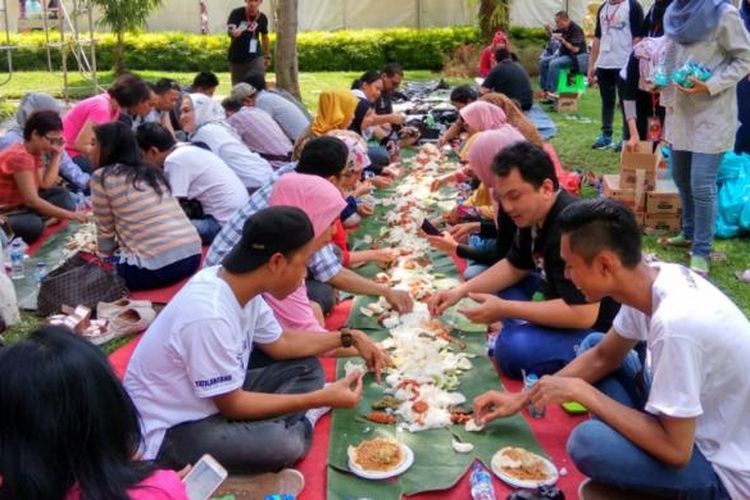 Makan bajamba, makan bersama khas Minangkabau.