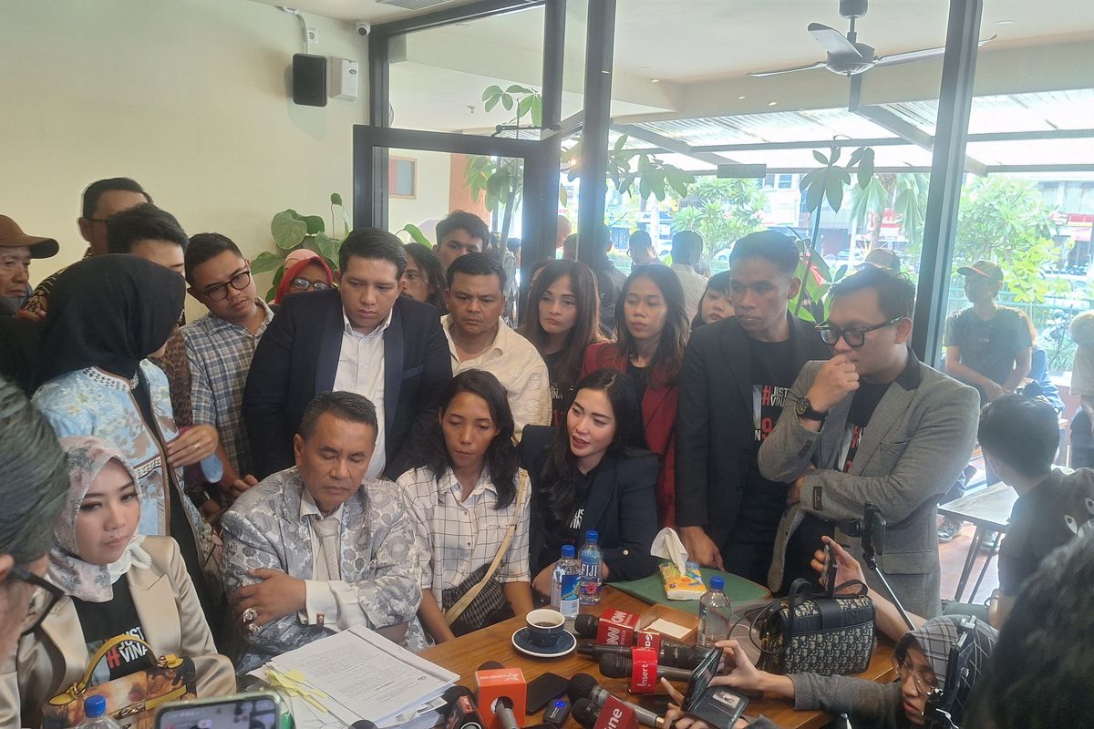 Tim kuasa hukum dan keluarga Vina melakukan konfersi pers di Mal Kelapa Gading, Jakarta Utara, Rabu (29/5/2024).