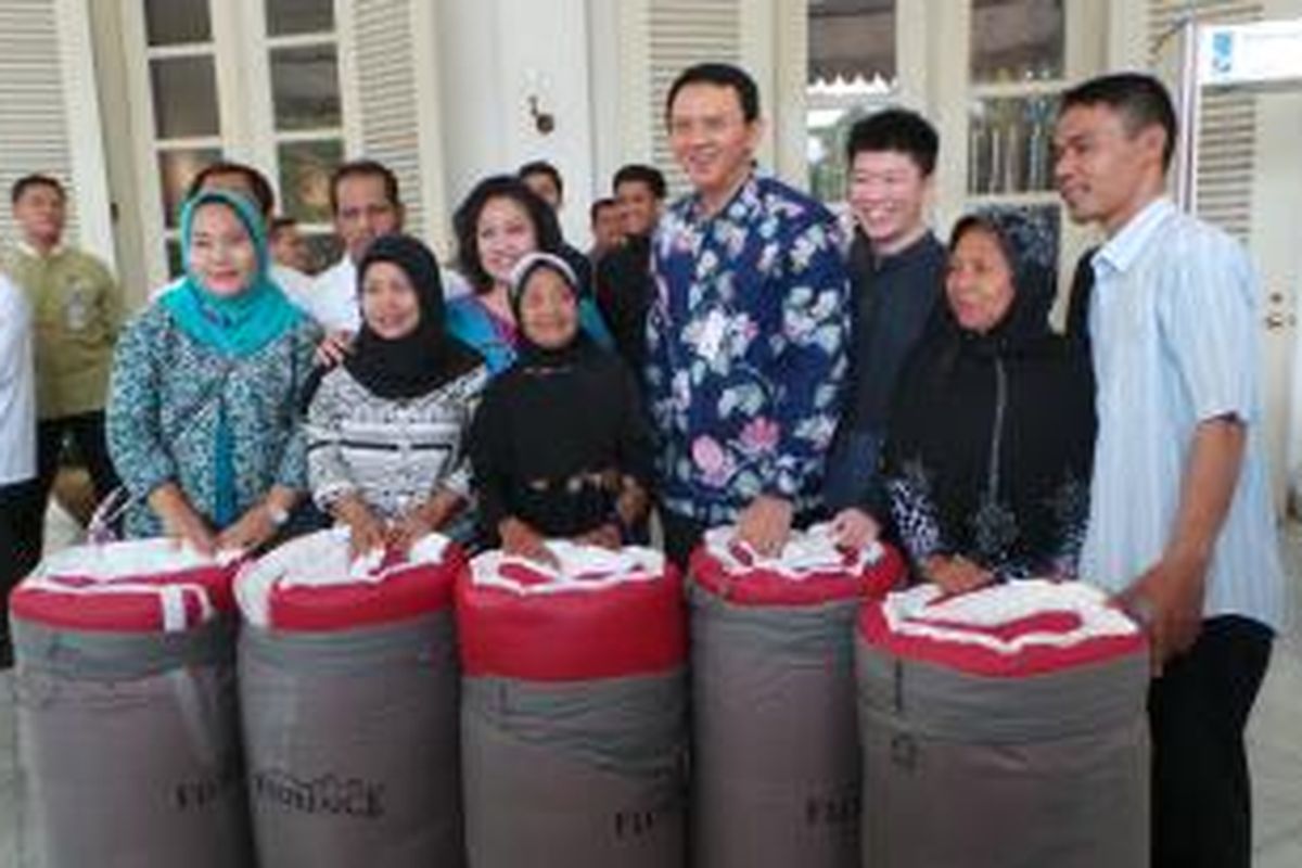 Gubernur DKI Jakarta Basuki Tjahaja Purnama ketika menerima 527 kasur lipat bagi penghuni Rusunawa Jatinegara Barat, Jakarta Timur, di Balai Kota, Kamis (17/9/2015).