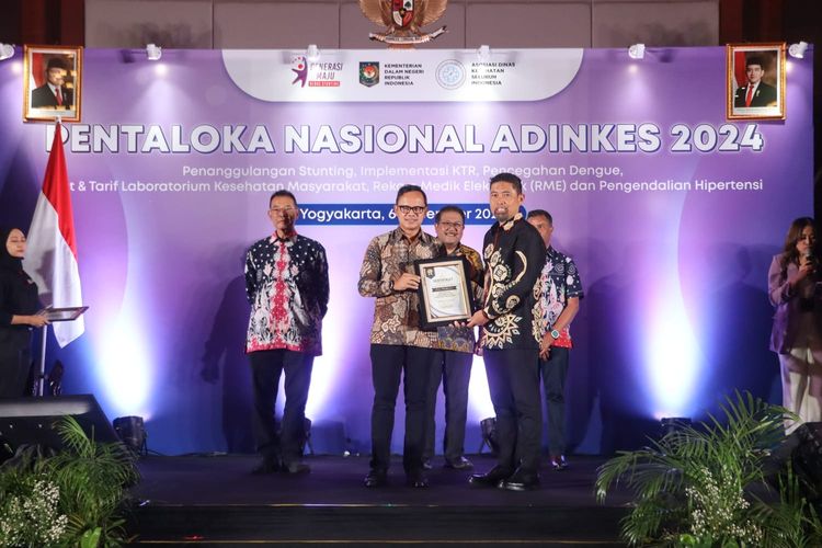 Wakil Menteri Dalam Negeri (Wamendagri) Bima Arya Sugiarto menyerahkan penghargaan Pentaloka Nasional Asosiasi Dinas Kesehatan (Adinkes) 2024 kepada Penjabat Sementara (Pjs) Wali Kota Makassar Andi Arwin Azis, di Hotel Sahid Raya Convention & Exhibition Center, Yogyakarta, Selasa (5/11/2024).
