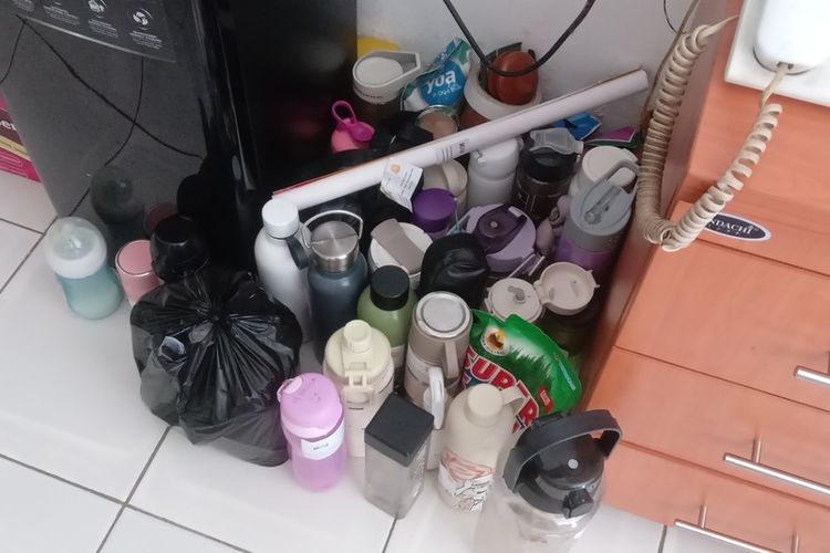 Penyelia Polsuska Daop 2 Bandung Parto Pranoto tengah memperlihatkan barang penumpang yang tertinggal di kereta, saat ini tersimpan di layana lost and found KAI Daop 2 Bandung, Rabu (23/1/2025)