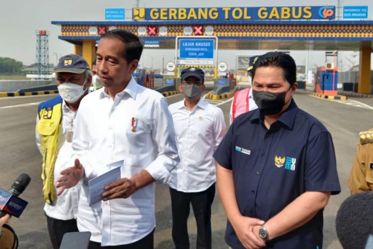 Presiden Joko Widodo (Jokowi) di Gerbang Tol Gabus, Jalan Sriamur, Tambun Utara, Kabupaten Bekasi, Jawa Barat pada Selasa (20/9/2022). Dalam kesempatan tersebut Jokowi menegaskan tidak ada penghapusan untuk daya listrik 450 VA tidak ada juga perubahan dari 450 VA ke 900 VA. 