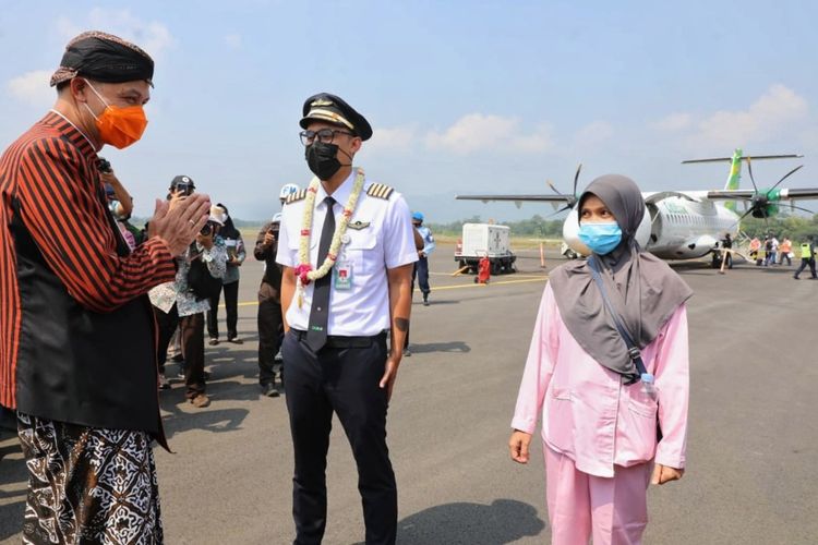 Gubernur Jawa Tengah, Ganjar Pranowo menyambut para penumpang pesawat komersial perdana yang mendarat di Bandara Jenderal Besar Soedirman (JBS) Purbalingga, Kamis (3/6/2021).