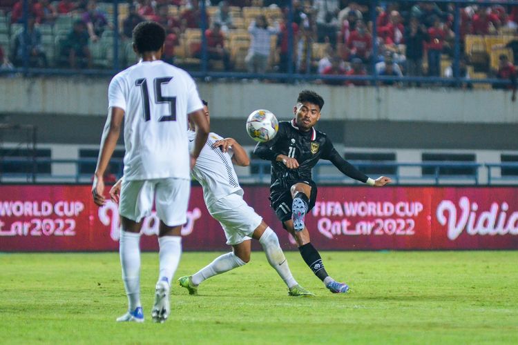 Winger Timnas Indonesia Saddil Ramdani mencoba melepas tendangan memanfaatkan celah sempit yang ditinggalkan pemain bertahan lawan dalam pertandingan Indonesia vs Curacao, Sabtu (24/9/2022) di Stadion Gelora Bandung Lautan Api (GBLA). 