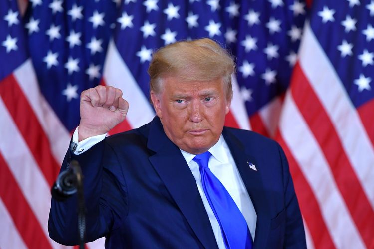 Presiden Amerika Serikat (AS) Donald Trump mengepalkan tangannya ketika berbicara di malam pemilihan di East Room, Gedung Putih, Washington DC, pada 4 November 2020.