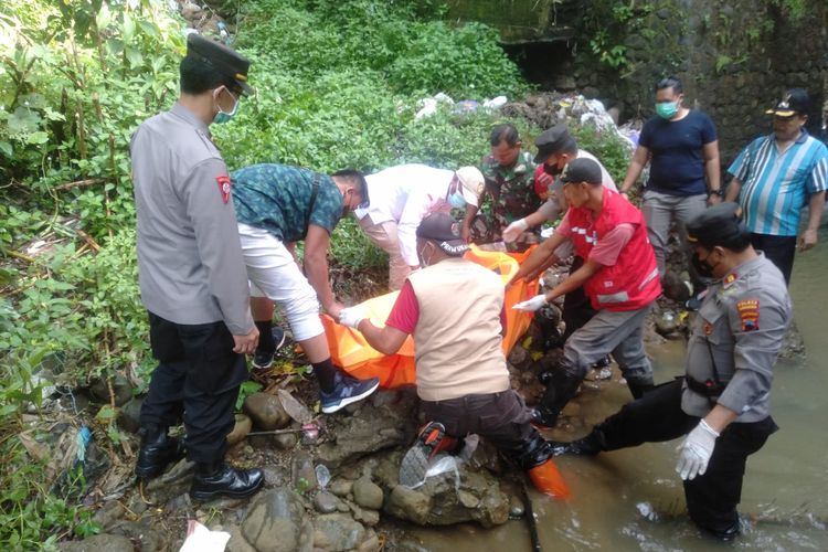 Evakuasi korban di Sungai Kalibulan Desa Karanganyar, Kecamatan Karanganyar, Kabupaten Purbalingga, Jawa Tengah, Rabu (28/3/2023).