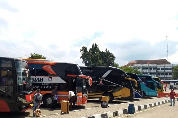 Situasi Terminal Pakupatan, Kota Serang, Banten, Jumat (4/4/2025). Terminal Pakupatan dan Balai Pengelola Transportasi Darat Kelas II Banten telah merilis tarif angkutan Natal dan tahun baru (Nataru) 2025/2026.  