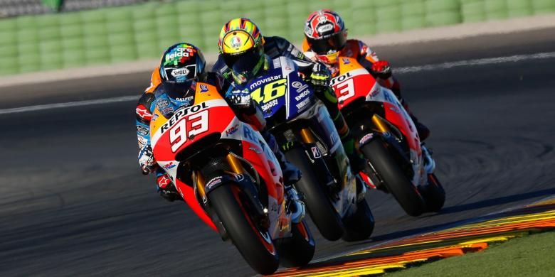 Pebalap Spanyol, Alex Marquez (depan) mencoba motor MotoGP Honda RC213V milik kakaknya, Marc Marquez (belakang). Mereka membalap bersama rider Movistar Yamaha asal Italia, Valentino Rossi pada sesi uji coba di SIrkuit Valencia, Senin (10/11/2014).