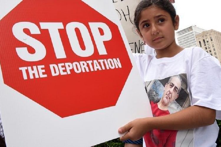 Seorang anak berusia delapan tahun juga ikut dalam aksi protes di Detroit, AS, baru-baru ini. Ayahnya, seorang Kristen Kaldea (Kasdim), hendak dideportasikan ke Irak.