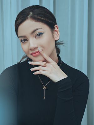 Koleksi perhiasan terbaru dari Miss Mondial terdiri dari cincin, gelang, dan kalung emas, yang berhiaskan berlian.