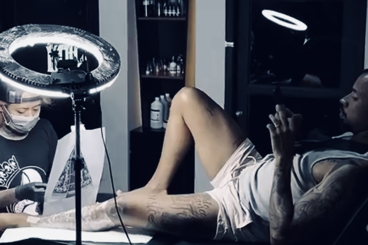 Ferry Irawan, tattoo artist saat sedang menato kliennya di Epic Tattoo Studio di daerah Soekarno-Hatta Kota Malang.