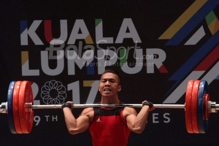 Lifter Indonesia, Deni, sedang beraksi di kelas 69 kilogram pada SEA Games 2017. Deni mendapat medali emas pada pertandingan yang berlangsung di MItec Hall 3, Selasa (29/8/2017).