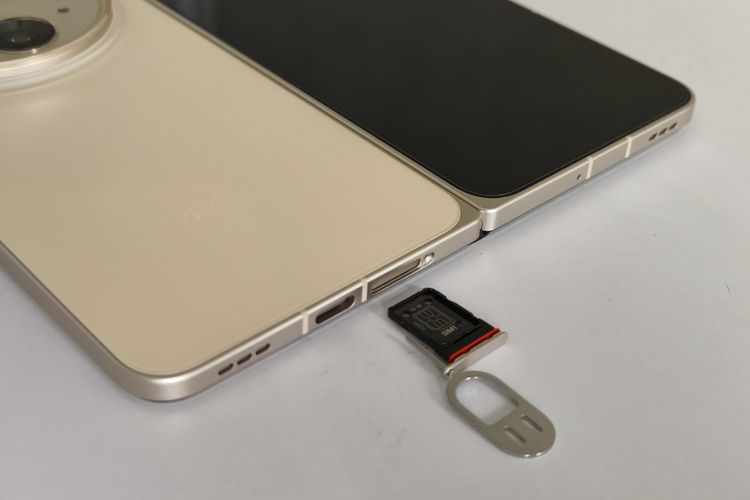 Bagian bingkai bawah Oppo Find N3. Pada sisi ini, terdapat dua speaker grill, satu lubang mikrofon, konektor USB-C, dan laci kartu SIM yang bisa memuat dua kartu SIM berjenis nano sekaligus.