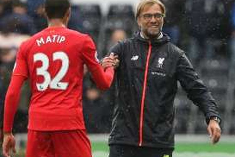 Joel Matip bersalaman dengan manajer Juergen Klopp saat Liverpool bertanding ke markas Swansea City pada 1 Oktober 2016. 