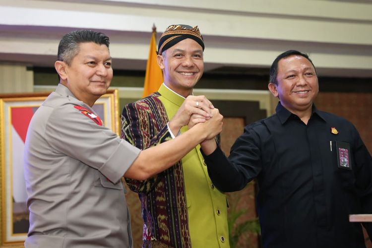 Gubernur Jawa Tengah Ganjar Pranowo bersama Kapolda Jawa Tengah Irjen Pol Rycko Amelza Dahniel di di Gedung Gradhika Bhakti Praja kompleks perkantoran Provinsi Jateng, Kamis (10/10/2019).