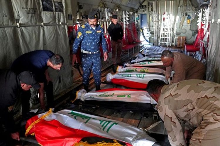 Mayat anggota polisi federal Irak yang tewas dalam dugaan serangan ISIS, dipulangkan dari bandara Kirkuk di Irak utara pada 18 Desember 2022.