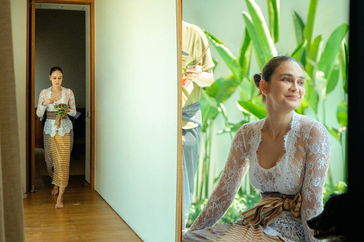  Gaya Luna Maya Saat Upacara Melaspas, Anggun Berkebaya Bali