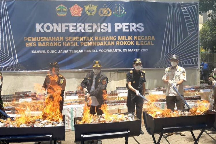 Bea Cukai Jawa Tengah dan DIY melakukan pemusnahan rokok ilegal sebanyak 25,6 juta batang di KPPBC TMP A Semarang, Kamis (25/3/2021).
