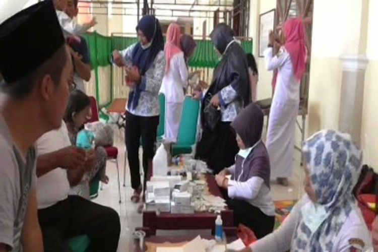 Sebanyak 2.500 gelombang pengungsi ditampung di Masjid Ilaikal Masyir, Majene, Sulawesi Barat.