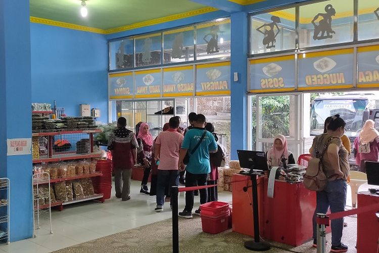 Suasana toko oleh-oleh khas Pacitan Putra Samudra yang tengah ramai oleh pengunjung, Rabu (29/1/2020).