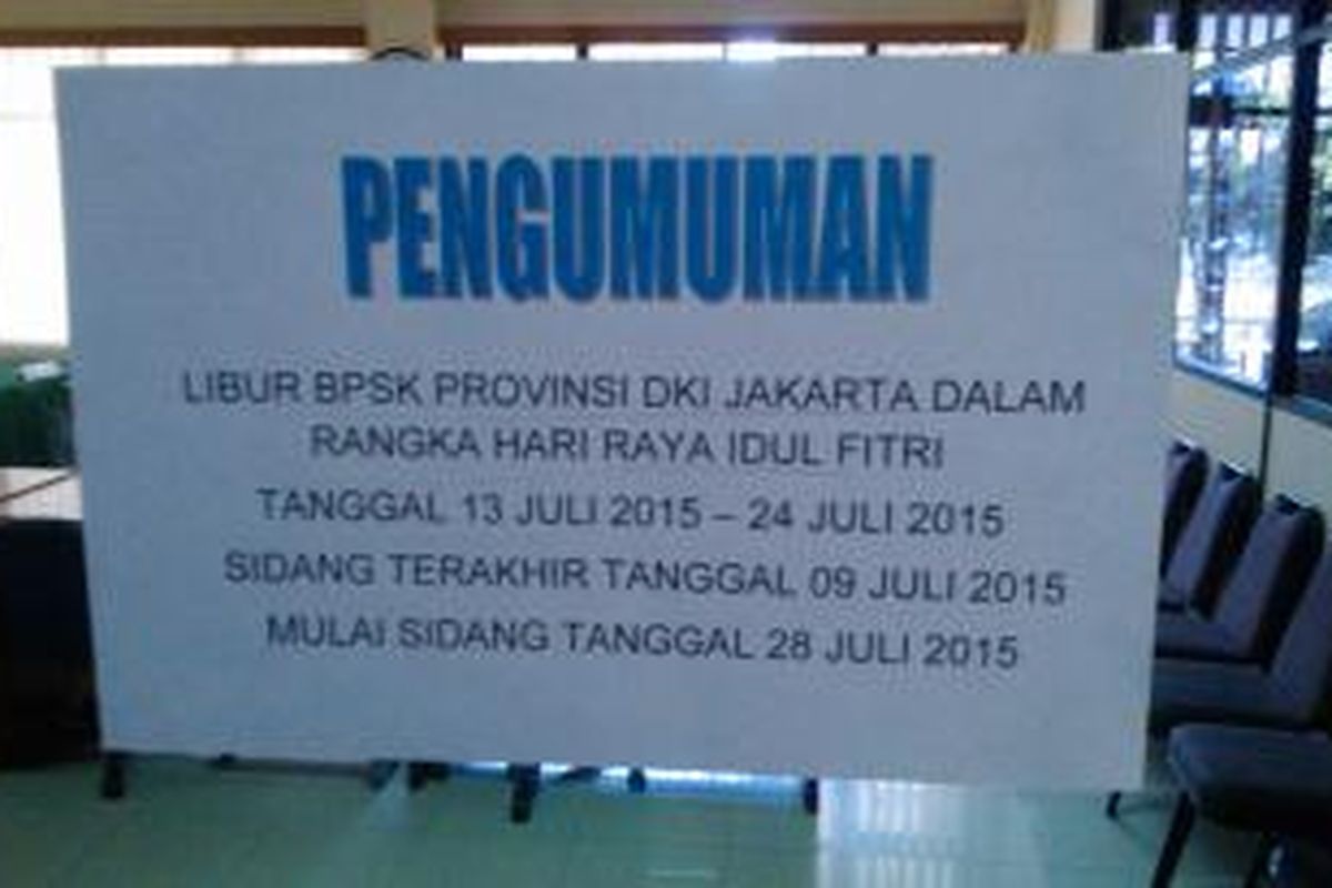 Pamflet yang bertuliskan pemberitahuan jadwal cuti bersama sekaligus jadwal sidang selanjutnya, PT BPSK di gedung Pengawasan dan Pengendalian (Wasdal) Dinas KUMKMP di Jl. Perintis Kemerdekaan/BGR I No. 2, Kelapa Gading Barat, Jakarta Utara, Selasa (14/7/2015).
