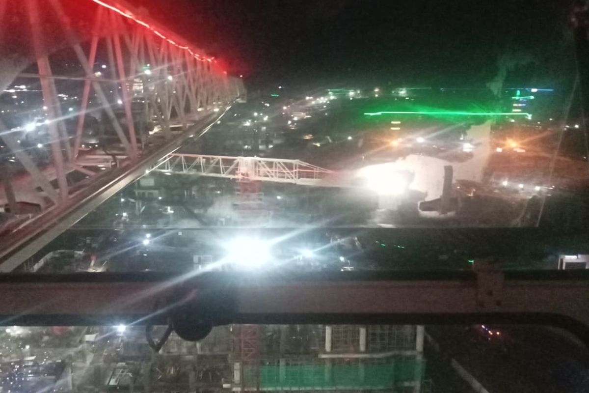 Pemandangan Ibu Kota Nusantara (IKN) pada malam hari dari Tower Crane