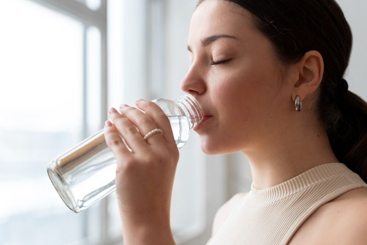Air putih adalah minuman yang sering diandalkan saat seseorang sedang sakit. Namun, apakah minum air putih bisa untuk menurunkan asam urat?