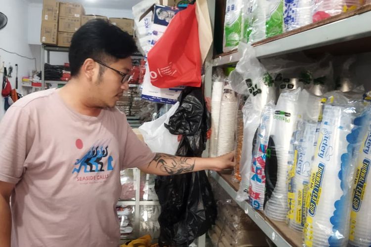 Harga Plastik Melejit 70 Persen, Pembeli di Banyuwangi Tak Lagi Dapat Gratisan Kresek