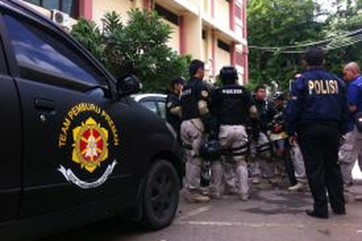 Polisi bersiaga dalam proses pindahan Hercules ke LP Cipinang, Senin (18/11/2013)