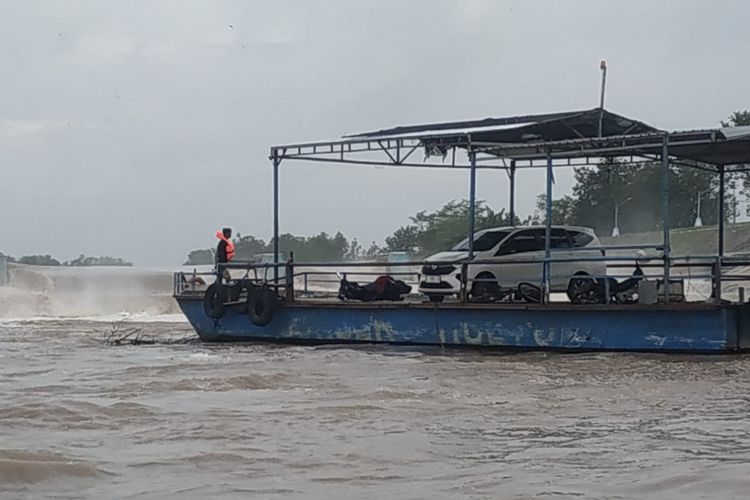 Perahu penyeberangan yang hanyut terseret arus Sungai Brantas, berhasil dievakuasi di wilayah Plandaan, Kabupaten Jombang, Jawa Timur, Senin (27/2/2023).