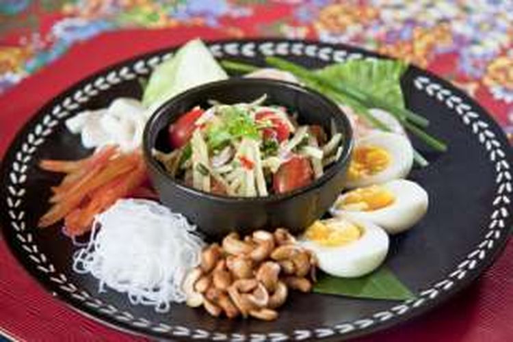 Som Tam, salad pepaya muda yang cocok jadi makanan pembuka dari Thailand.