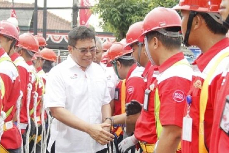 Direktur Utama PT Telkom Alex J. Sinaga mengecek kesiapan petugas teknis lapangan menjelang Natal dan Tahun Baru 2016 di Jakarta.