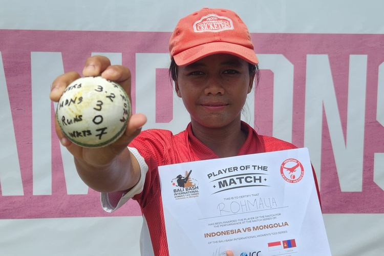 Prestasi luar biasa dicatatkan pemain muda berusia 17 tahun, Rohmalia saat memperkuat  Timnas Cricket Indonesia menghadapi Mongolia pada laga internasional Twenty20 Wanita Seri Bali Bash International (BBI) yang berlangsung di Lapangan Cricket Udayana, Jimbaran, Bali, Rabu (24/4/2024). 