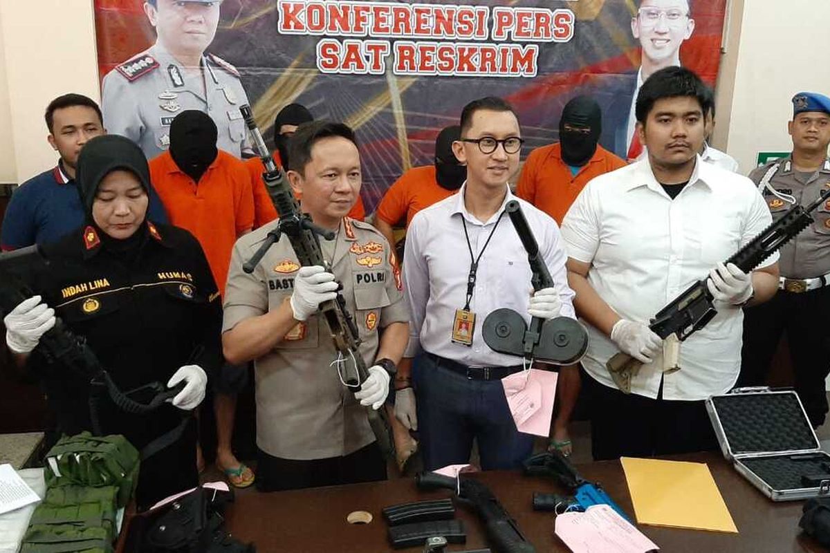Kapolres Metro Jakarta Selatan, Komisaris Besar Bastoni merilis Kasus praktek jual beli senjata ilegal, Rabu (8/1/2020)