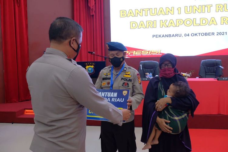 Anggota Brimob Polda Riau, Aiptu Sri Sudana saat menerima hadiah satu unit rumah dari Kapolda Riau Irjen Pol Agung Setya Imam sebelum memasuki masa pensiun, Senin (4/10/2021).