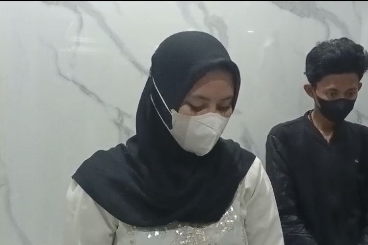 Korban pengeroyokan, membelakangi pacarnya yang ditetapkan sebagai tersangka di Polres Pelabuhan Tanjung Perak