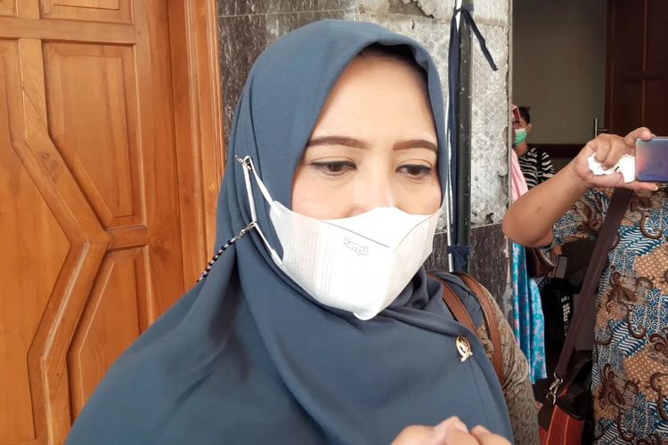 Wakil Ketua Komisi IX DPR RI Nihayatul Wafiroh dalam kunjungan kerja meninjau pelaksanaan vaksinasi di Gedung Purna Yudha Solo, Jawa Tengah, Jumat (17/9/2021).