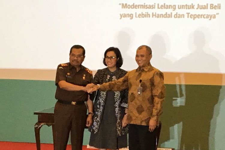 Jaksa Agung M Prasetyo, Menteri Keuangan Sri Mulyani Indrawati, serta Ketua Komisi Pemberantasan Korupsi Agus Rahardjo usai menandatangani nota kesepahaman kerja sama lelang di Kementerian Keuangan, Jakarta Pusat, Rabu (14/3/2018).