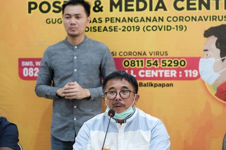 Wali Kota Balikpapan Rizal Effendi saat memberi keterangan pers terkait tiga pasien positif corona yang dinyatakan negatif, Jumat (3/4/2020). 
