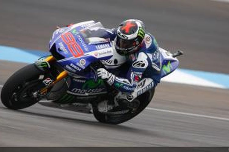 Pebalap Movistar Yamaha asal Spanyol, Jorge Lorenzo, memacu motornya di Sirkuit Indianapolis Motor Speedway pada sesi latihan bebas kedua GP Indianapolis, Jumat (8/8/2014). 