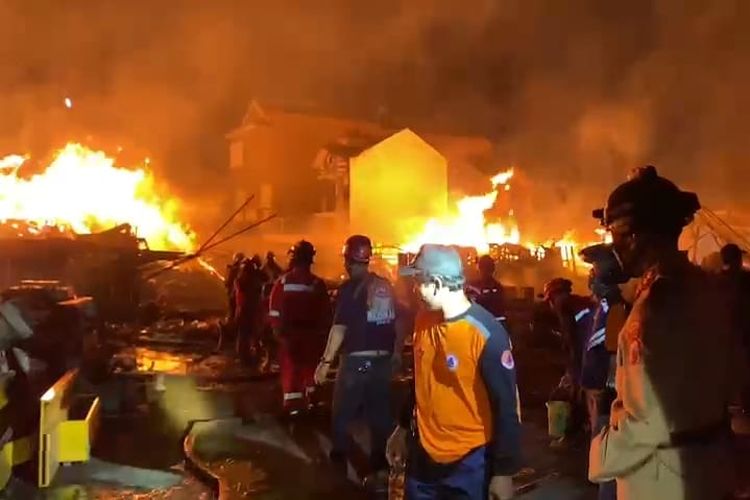 Petugas masih berusaha memadamkan api yang membakar gudang rongsok di Pasar Kliwon Solo, Jawa Tengah (Jateng), Selasa (3/10/2023).