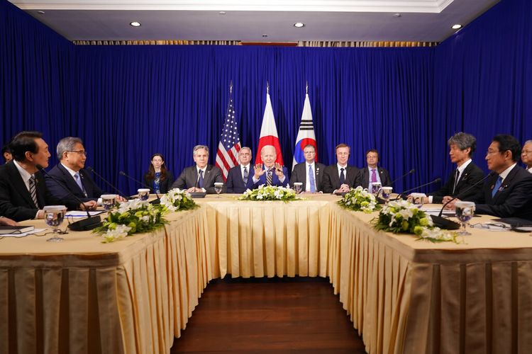 Presiden AS Joe Biden, tengah, bertemu dengan Presiden Korea Selatan Yoon Suk Yeol, kiri, dan Perdana Menteri Jepang Fumio Kishida, kanan, di sela-sela KTT Perhimpunan Bangsa Bangsa Asia Tenggara (ASEAN) pada 13 November 2022, di Phnom Penh, Kamboja.