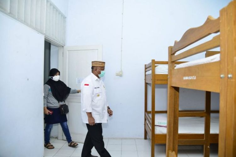 Gubernur Gorontalo, Rusli Habibie  meninjau persiapan mes haji yang hari ini akan digunakan untuk mengisolasi warganya yang ikut pertemuan Jamaah Tablig di Gowa, Sulawesi Selatan. Salah seorang dari mereka positif terpapar Covid-19.
