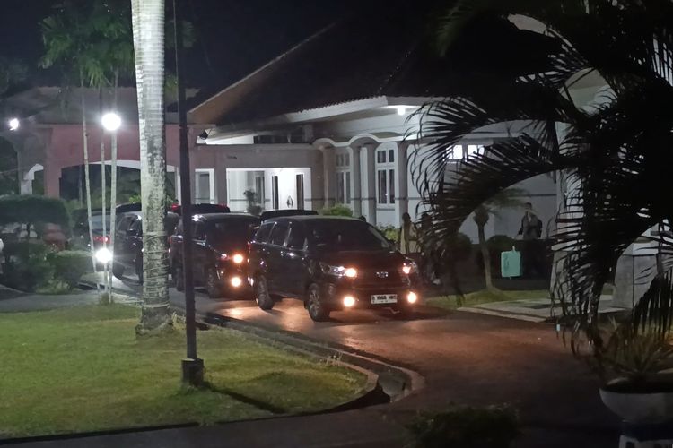 KPK Bawa 2 Koper dan Satu Kardus Usai Geledah Rumah Dinas Bupati Lombok Barat