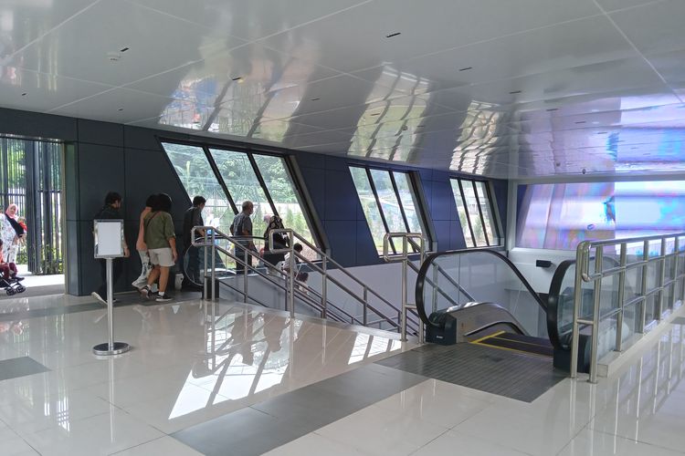 Eskalator di Terowongan penghubung Stasiun Jurangmangu dan Bintaro Jaya Xchange Mall