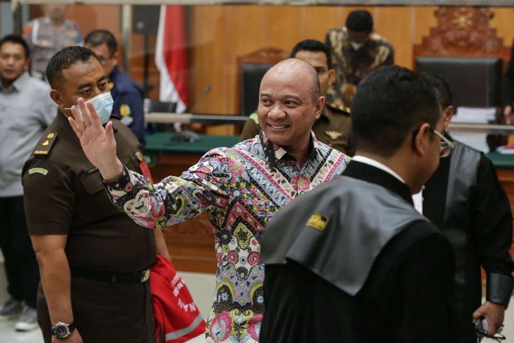 Terdakwa kasus peredaran narkotika jenis sabu Irjen Teddy Minahasa usai menjalani sidang tuntutan di Pengadilan Negeri Jakarta Barat, Kamis (30/3/2023). Jaksa penuntut umum menuntut hukuman mati pada Teddy Minahasa.