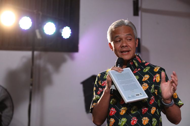 Gubernur Ganjar Pranowo di acara Read n Rock, launching buku Ganjar Pranowo Jembatan Perubahan di Gedung Oudetrap, Kota Lama, Semarang, Minggu (27/10/2019).