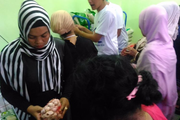 Pembeli membeli bahan pangan yang dijual di Kios Segoro Amarto, Pasar Kranggan, Jalan Dipenogoro, Kota Yogyakarta, Kamis (18/5/2017).